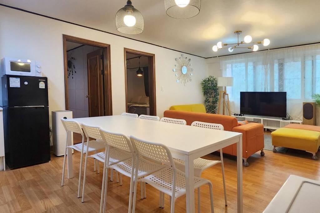 Pangsapuri K-2 White Linen House